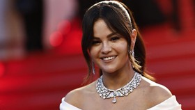Selena Gomez Resmi Bertunangan dengan Benny Blanco