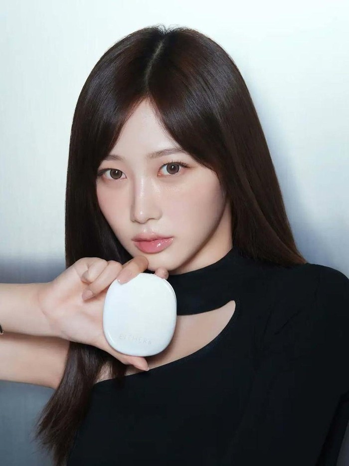 Terlihat Giselle aespa memegang produk unggulan EITHER& 'PEBBLE Glow Cushion' yang dikenal memberikan kelembapan maksimal agar kulit tetap lembut dan terjaga dari kekeringan./Foto: Instagram.com/eitherand_jp