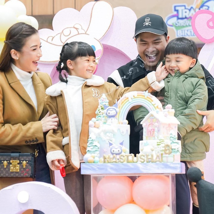 <p>Nastusha tampak sangat bahagia di acara ulang tahunnya. Apalagi, Glenn dan Chelsea juga memesan kue bertema Sanrio yang bernuansa <em>pink</em>. (Foto: Instagram @chelseaoliviaa)</p>