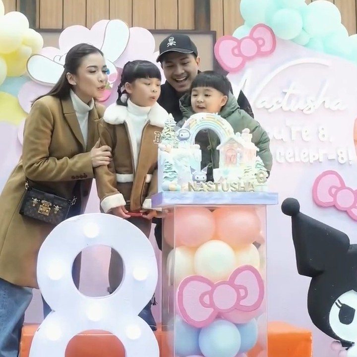 <p>Pesta ulang tahun Nastusha Olivia Alinskie yang ke-8 digelar di Trans Snow World. Nastusha dan keluarganya serta para tamu undangan juga mengenakan baju hangat. (Foto: Instagram @chelseaoliviaa)</p>