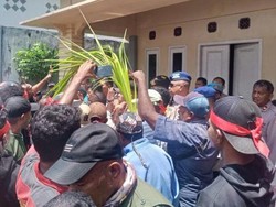 Duduk Perkara Kantor Bawaslu Kepulauan Aru Disegel Warga Secara Adat