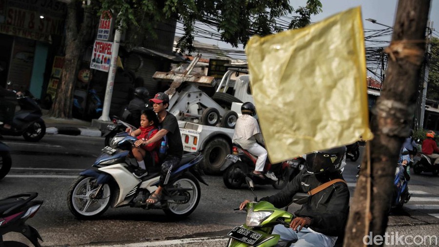 Sejumlah kendaraan melintas di kawasan Jalan Raya Plumpang-Semper, Jakarta Utara, Kamis (12/9/2024).
