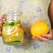 Sering Dilakukan oleh Supermodel, Benarkah Minum Air Lemon di Pagi Hari Baik untuk Tubuh?