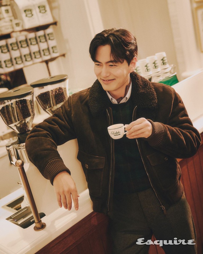 Bukan tanpa sebab, Lee Jin Wook, Ryu Jun Yeol, Krystal Jung, Winter aespa, Kim Woo Bin, dan Mark NCT berkumpul untuk merayakan pembukaan cabang pertama Ralph’s Coffee, kedai kopi milik Ralph Lauren, di Korea Selatan. / Foto: instagram.com/esquire.korea