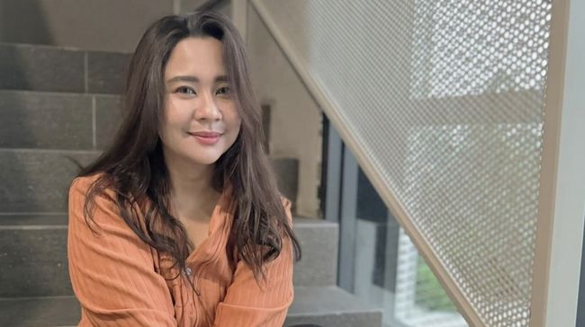 Mantan penyanyi cilik Chikita Meidy dilaporkan atas dugaan KDRT oleh sang suami, Indra Adhitya.
