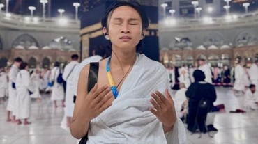Gestur Fajar Sadboy Tuai Kontroversi Saat Berdoa di Depan Ka'bah