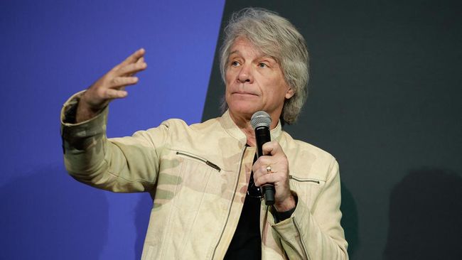 Jon Bon Jovi menggagalkan upaya bunuh diri seorang perempuan dari atas jembatan di Nashville pada 11 September.
