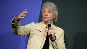 Jon Bon Jovi Gagalkan Upaya Bunuh Diri Warga dari Atas Jembatan