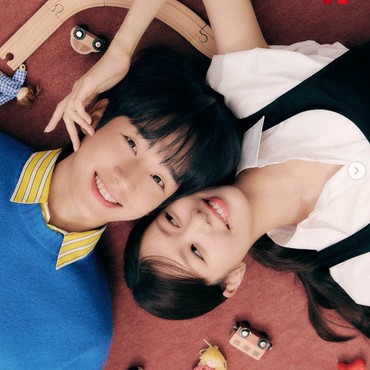 Jung Hae In dan Jung So Min Kompak Tiba di Bandara Sebelum Terbang ke Bali