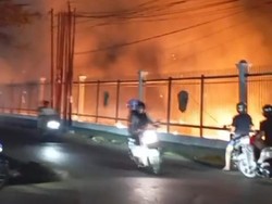 Kebakaran Lahan Kosong Kampus UMI Makassar, Damkar Kerahkan 2 Armada