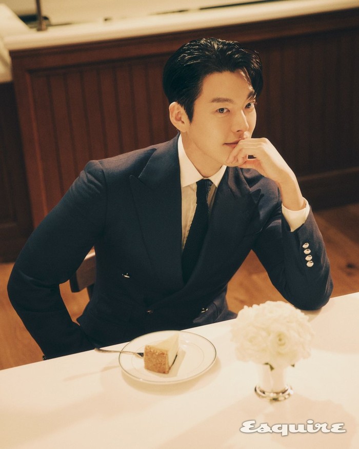 Ketampanan Kim Woo Bin yang tak pudar seiring waktu pun menjadi sorotan publik. Artis Korea berusia 35 tahun ini tampil manly mengenakan setelan jas rancangan Ralph Lauren dengan model rambut yang memperlihatkan jidat. / Foto: instagram.com/esquire.korea
