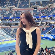 Mau Pakai Sweater tapi Cuaca Panas? Sontek Gaya Krystal Jung Jelang Musim Gugur Ini