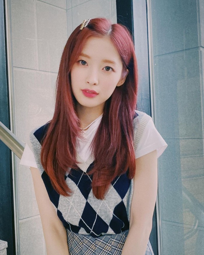 Layer butterfly cut membuat rambut Arin OH MY GIRL tampak lebih tebal. Warna rambut merah juga membuat penampilan Arin semakin fresh dan cocok untuk menyambut musim panas./Foto: Instagram/ye._.vely618
