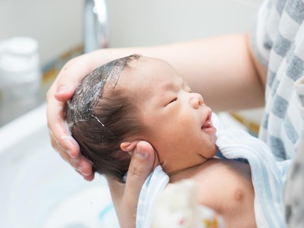 Apakah Rambut Bayi Baru Lahir Harus Dicukur Habis? Simak Kata Dokter