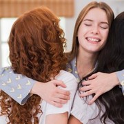 5 Zodiak yang Sangat Baik dan Disenangi Banyak Orang tapi Punya Sedikit Teman Dekat