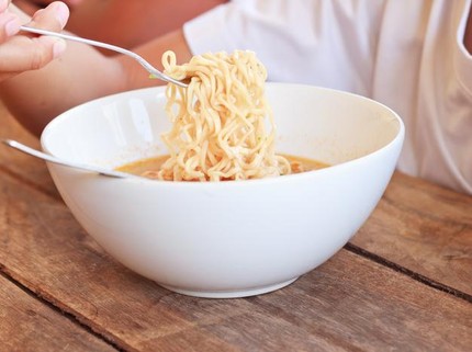 Ini yang Terjadi pada Wajah jika Tidak Makan Mie Instan, Bikin Anti Jerawat & Glowing?