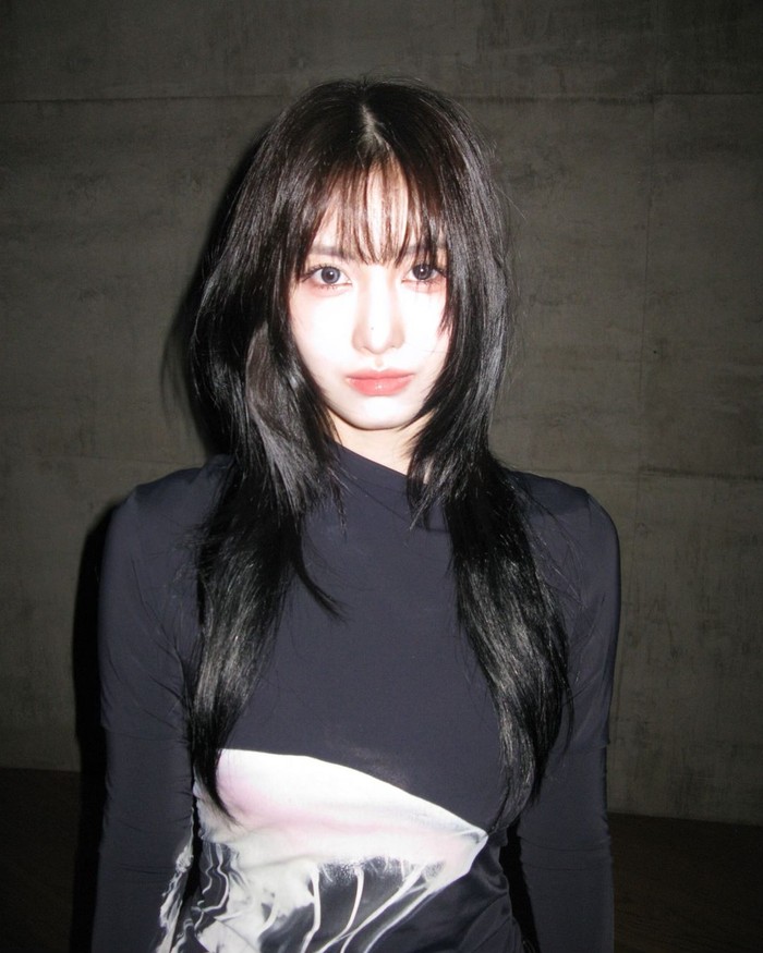 Momo TWICE membuat gaya rambut butterfly cut tampak lebih soft dengan poni depan. Layer rambut yang membingkai wajah Momo juga membuatnya tampak semakin menawan./Foto: Instagram/momo