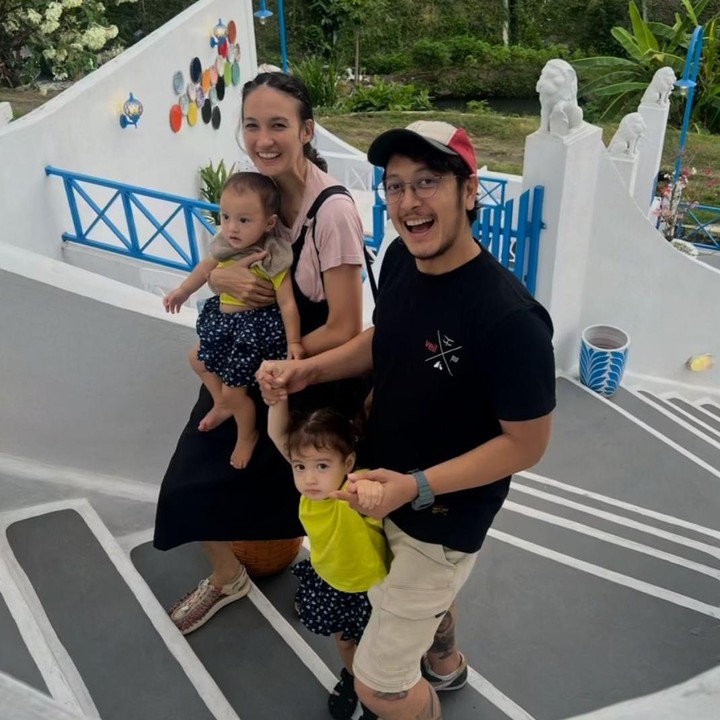 <p>Pasangan Nadine Chandrawinata dan Dimas Anggara tampaknya tak pernah lepas dari sorot publik setelah pengumuman pernikahan mereka. Bahkan, belum lama ini keduanya mencuri perhatian publik setelah mengajak anak-anak liburan. (Foto: Instagram@nadinelist)</p>