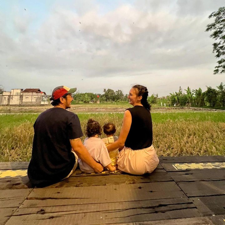 <p>Hal tersebut diketahui langsung melalui akun Instagram pribadi Dimas. Dikenal sebagai pasangan pencinta alam, Dimas dan Nadine mengajak anak-anaknya liburan di sawah. "Bahagiaku untuk dirimu," tulis Dimas, dikutip dari laman <em>Instagram@dimasanggara,</em> Kamis (12/9/2024). (Foto: Instagram@dimasanggara)</p>