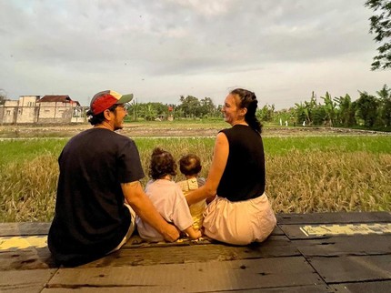7 Potret Nadine Chandrawinata & Dimas Anggara Ajak Anak Liburan, Sederhana Main di Sawah