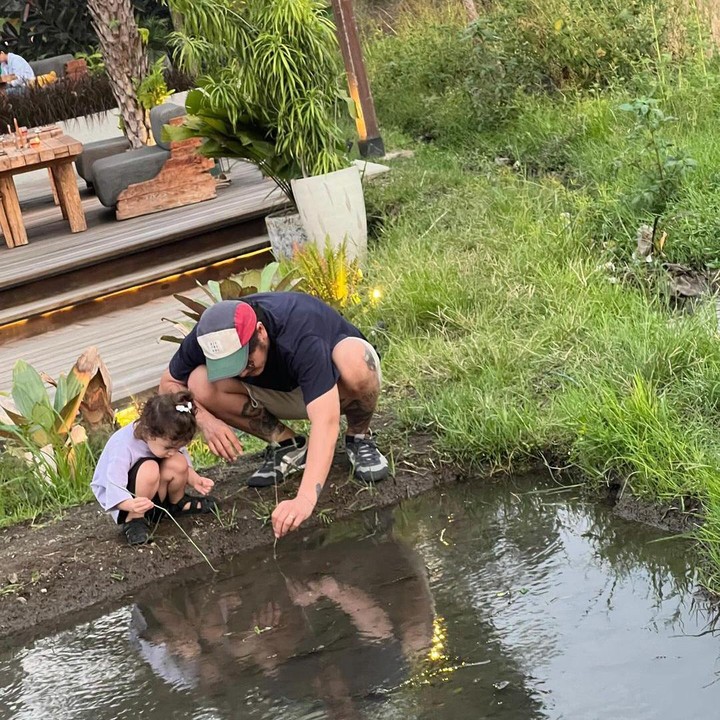 <p>Dimas dan Nadine kerap mengunggah aktivitas di media sosial, belum lama ini juga membagikan beberapa potret saat liburan sederhana bersama anak-anak. (Foto: Instagram@dimasanggara)</p>