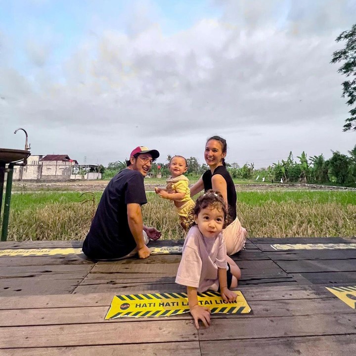 <p>Kebahagiaan mereka bertambah setelah menyambut dua putri cantiknya. Mereka adalah Nadi Djiwa Anggara yang kini berusia dua tahun dan Nadi Djala Anggara yang genap satu tahun pada Oktober mendatang. (Foto: Instagram@dimasanggara)</p>