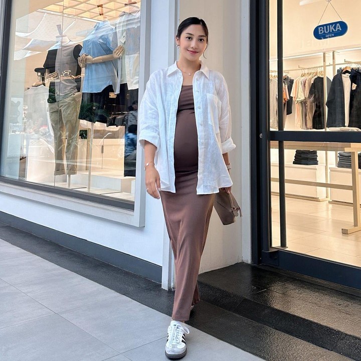 <p>Dalam beberapa fotonya pun, ibunda Lalita Shanumikaila Baghaskara atau Mika yang kini menginjak usia 2 tahun tak segan memamerkan bentuk <em>baby bump</em>-nya. Ia seakan tak sabar ingin segera menyambut bayi perempuan keduanya. Foto: Instagram@nonawilly16</p>