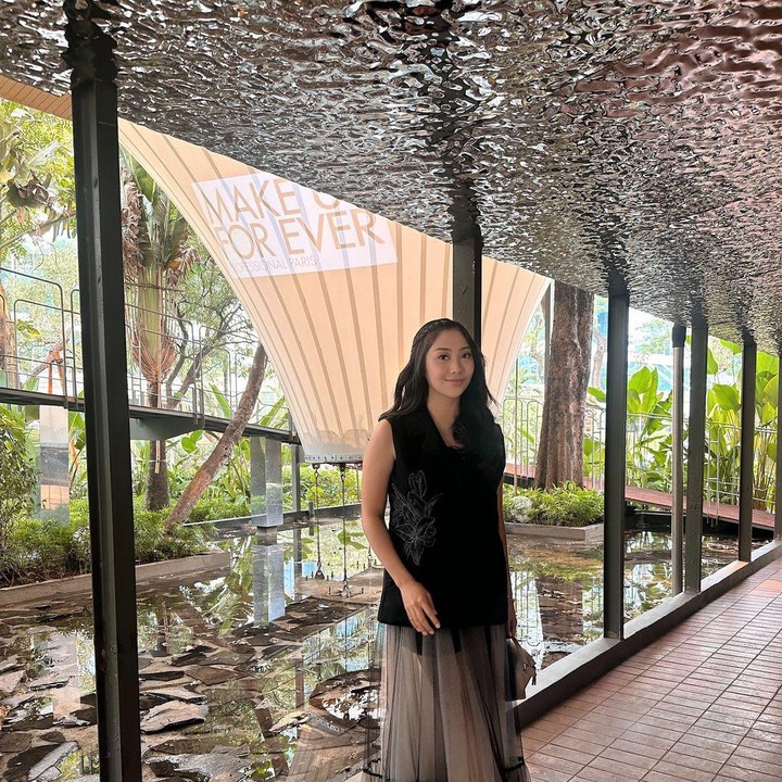 <p>Tak hanya setelan pendek, pemilik nama lengkap Winona Willy ini juga tampak cantik dengan rok panjang bernuansa abu-abu dengan atasa tanpa lengan berwarna hitam.  Foto: Instagram@nonawilly16</p>