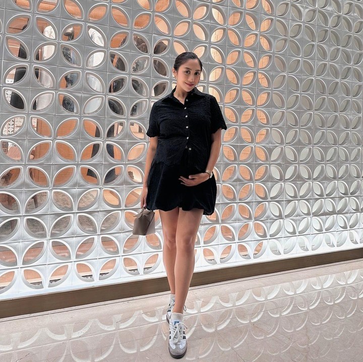 <p>Bersamaan dengan aktris Nikita Willy, sang adik yakni Nona Willy juga tengah menjalani kehamilan keduanya. Diketahui, pada kehamilan kedua ini, Nona kembali hamil anak perempuan. Selama hamil, Nona kerap membagikan foto style busananya sehari-hari. Seperti dalam foto ini, Nona terlihat kasual tapi tetap chic dengan setelan hitam pendek yang turut menampakkan baby bump-nya. Foto: Instagram@nonawilly16</p>