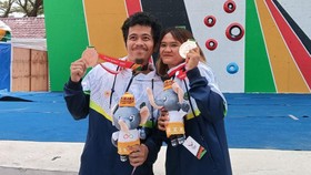Romantisme Pasutri Atlet Panjat Tebing Bersanding di Atas Podium
