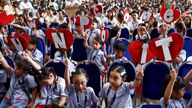 Anak-anak mulai dari bayi hingga balita antusias menerima berkat dari Paus Fransiskus sebelum misa suci pada Kamis (12/9).