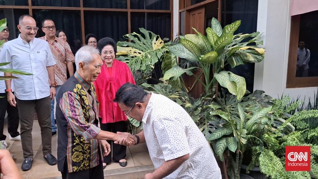 Bakal calon Wakil Gubernur Jakarta Rano Karno bersilaturahmi ke kediaman anak Presiden pertama RI Sukarno, Guntur Soekarnoputra di Kemang, Jakarta Selatan.