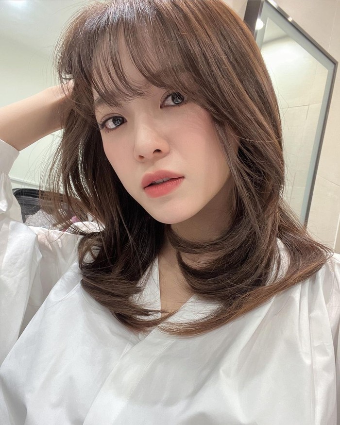 Sejeong tampak rapi dan profesional dengan gaya rambut butterfly cut di bawah bahu. Layer di bagian bawah rambut bisa menambah sentuhan tekstur tanpa menciptakan tampilan yang terlalu messy./Foto: Instagram/ clean_0828