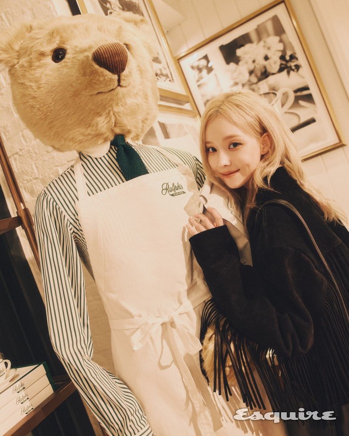 Sementara itu, Winter aespa memamerkan senyuman manis dan lesung pipinya saat berpose di samping manekin berkepala beruang. Pesona imut idol K-Pop yang memiliki nama asli Kim Minjeong ini sukses membuat fans jatuh hati. / Foto: instagram.com/esquire.korea