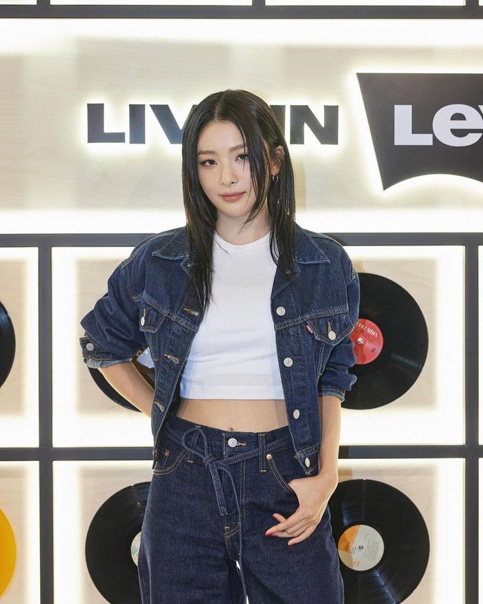 Seulgi Red Velvet tampil chic dengan gaya rambut butterfly cut kala mendatangi Levi's Jeans Pop Up Store. Meski tidak terlihat dari depan, rambut Seulgi sebenarnya dikepang di bagian belakang lho, Beauties!/Foto: Instagram/hi_sseulgi