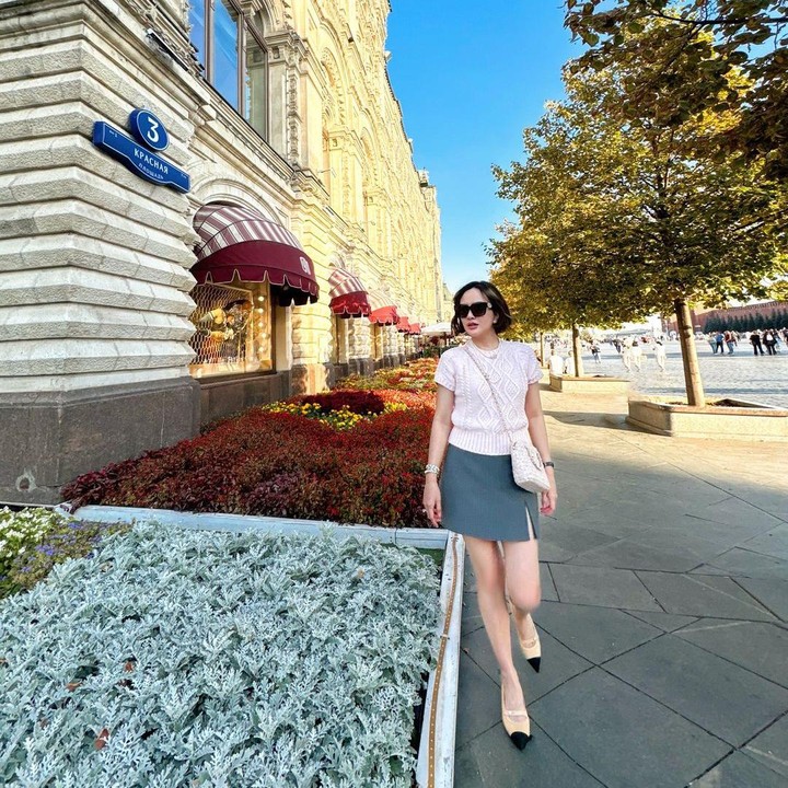 <p>Di potret selanjutnya, Shandy Aulia tampil simpel dengan baju berlengan pendek yang dipadu dengan rok mini. Penampilan kali ini dilengkapi dengan beberapa aksesoris mulai dari cincin, gelang, jam tangan, kacamata hitam, serta <em>sling bag</em> dengan warna senada baju.(Foto: Instagram @shandyaulia)<br /><br /><br /></p>