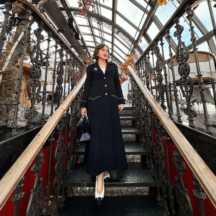 <p><em>Next,</em> Shandy Aulia tampil semi formal dengan dalaman putih, yang dilengkapi outer hitam dengan rok warna senada. Penampilannya juga terlihat sempurna dengan kalung yang melingkari leher, serta cincin di jari tangan kanannya. (Foto: Instagram @shandyaulia)<br /><br /><br /></p>
