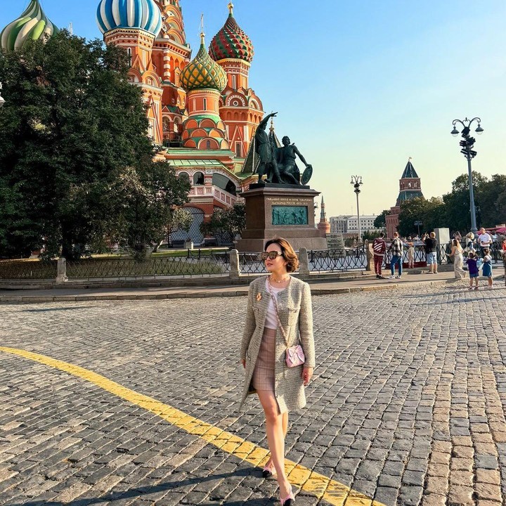 <p>Shandy Aulia tengah menikmati liburan di Moscow, Rusia. Momen-momen di sana ia bagikan dalam akun Instagram pribadi. Diunggahan tersebut, Bunda satu orang anak ini tampil memukau dengan OOTD-nya yang keren juga stylish. (Foto: Instagram @shandyaulia)<br /><br /><br /></p>