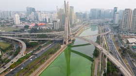 FOTO: Penampakan Air Sungai Brasil Berubah Warna Hijau Zamrud