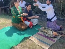 Mengenal Upacara Piodalan, Tradisi Suci Hindu yang Dijalani Tamara Bleszynski