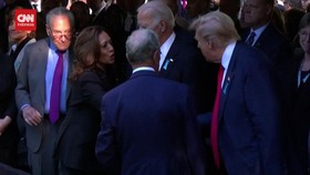 VIDEO: Momen Kamala Harris-Donald Trump Salaman di Acara 911