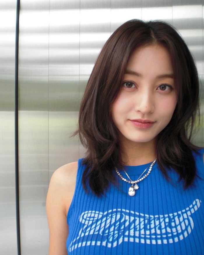 Tidak hanya untuk rambut panjang, butterfly cut juga bisa diaplikasikan di rambut pendek hingga medium. Contohnya gaya rambut Jihyo TWICE yang hanya mencapai bawah bahu berikut ini./Foto: Instagram/_zyozyo
