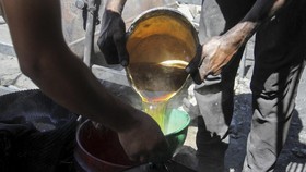 FOTO: Perjuangan Warga Gaza Atasi Langka BBM dengan Sampah Plastik
