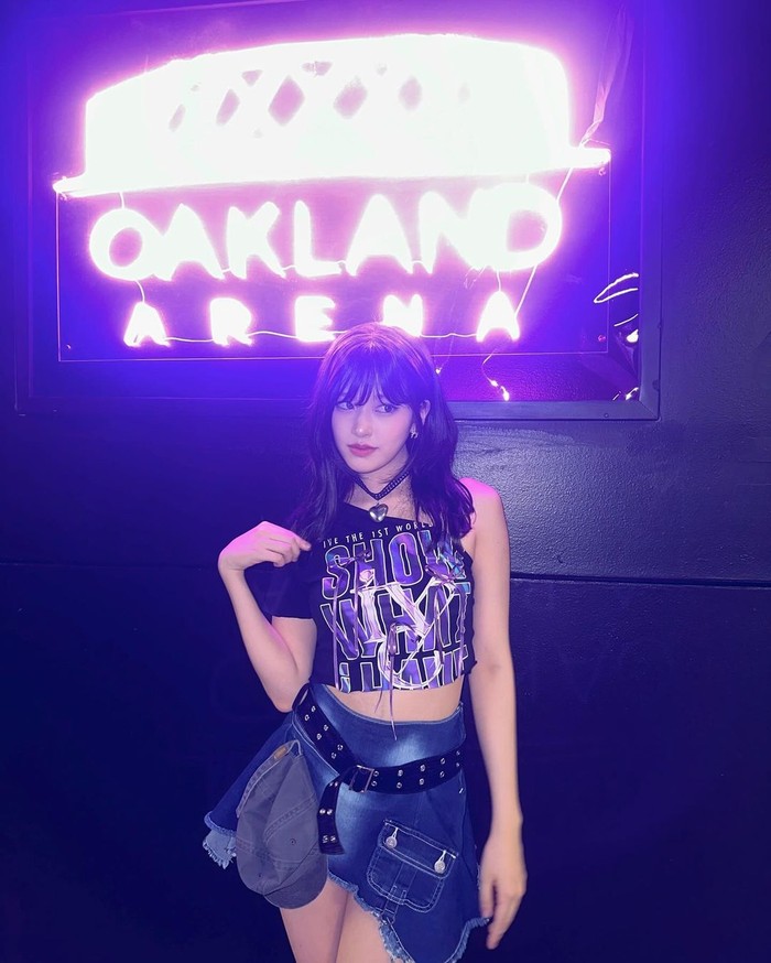 Yujin IVE tampil cantik dengan gaya rambut butterfly cut kala menggelar konser di Oakland. Layer butterfly cut bisa membantu mendistribusikan berat rambut Yujin, mencegahnya tampak terlalu berat dan lepek./Foto: Instagram/_yujin_an