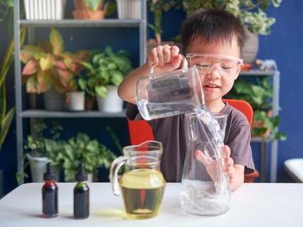 3 Cara Seru Ajak Anak Belajar Sains, Ada Eksperimen Kimia