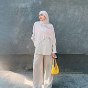Get The Look: Gaya Simple Bernuansa Earth Tone untuk Hijabers Ala Ayudia Bing Slamet