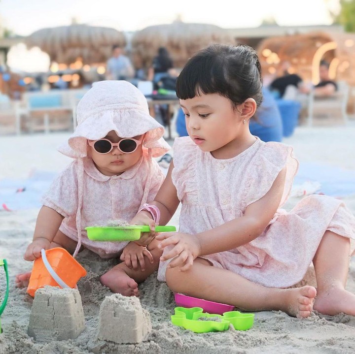 <p>Melihat dari laman Instagram kedua orang tuanya, Azura juga terlihat sangat dekat dengan sang kakak, Ameena Hana Nur Atta. Mereka sering bermain bersama, lho. (Foto: Instagram: @attahalilintar)</p>