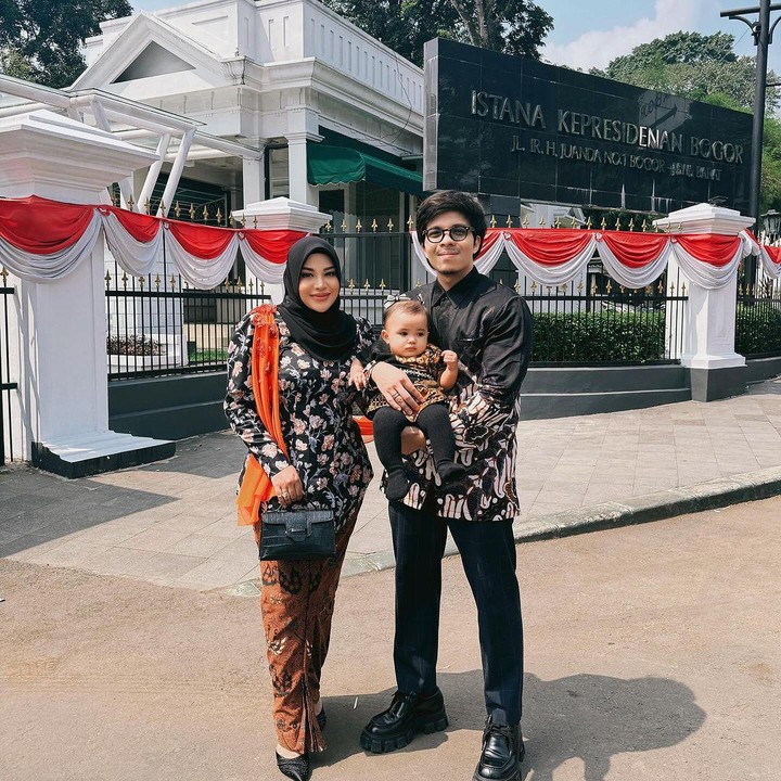 <p>Banyak netizen yang mendoakan agar Azura tumbuh menjadi anak yang sehat dan pintar. Tidak sedikit pula yang berharap agar Azura selalu dalam lindungan Allah SWT. (Foto: Instagram: @attahalilintar)</p>