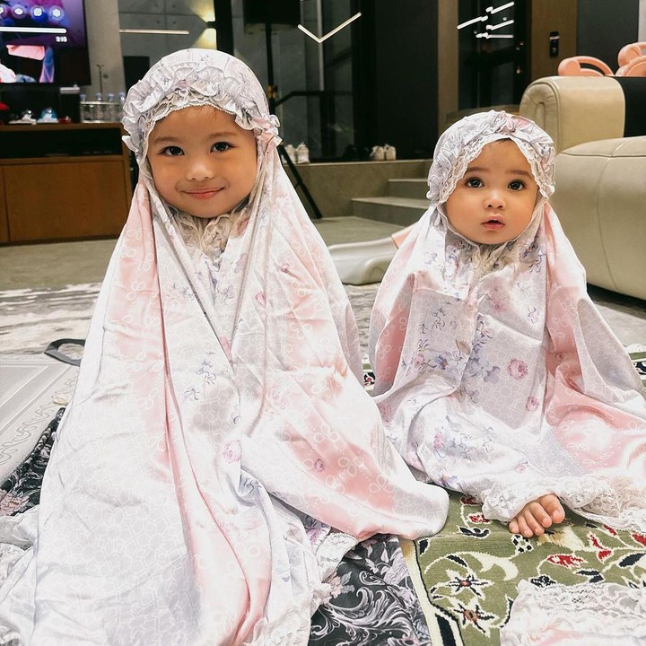 <p>Pada salah satu unggahan Atta Halilintar, Azura dan Ameena kompak mengenakan mukena, nih. Sang Ayah pun mendoakan agar kedua putrinya bisa menjadi bidadari di surga. (Foto: Instagram: @attahalilintar)</p>