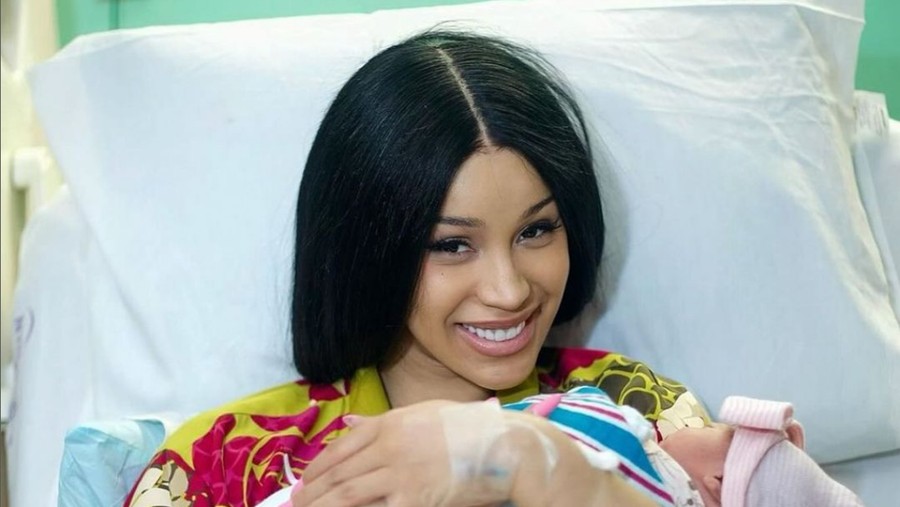 Cardi B melahirkan anak ketiga.